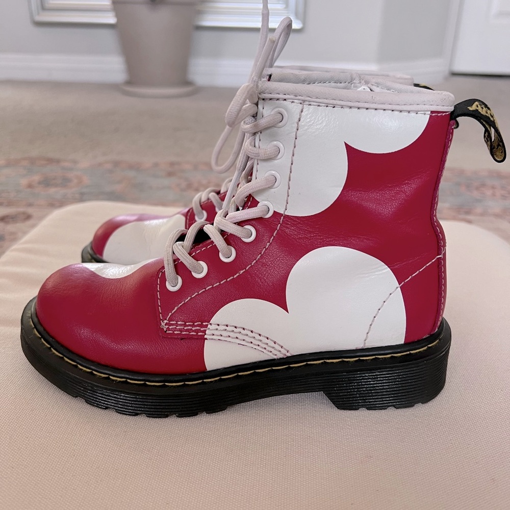 Special edition Dr marten’s delaney hearts in great condition! Worn twice